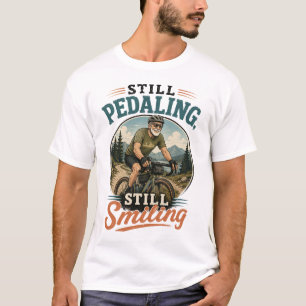 Camiseta Anciano en bicicleta, aún pedaleando, aún sonriend