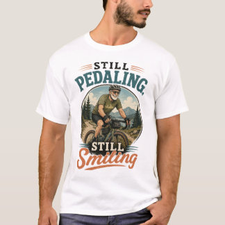 Camiseta Anciano en bicicleta, aún pedaleando, aún sonriend