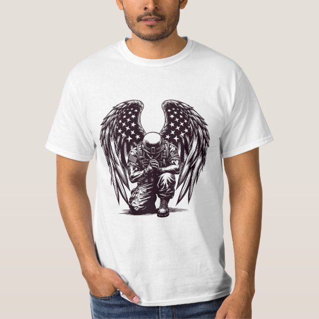 Camiseta Ángel Soldado Americano Orando Arte de Bandera de  (Anverso)