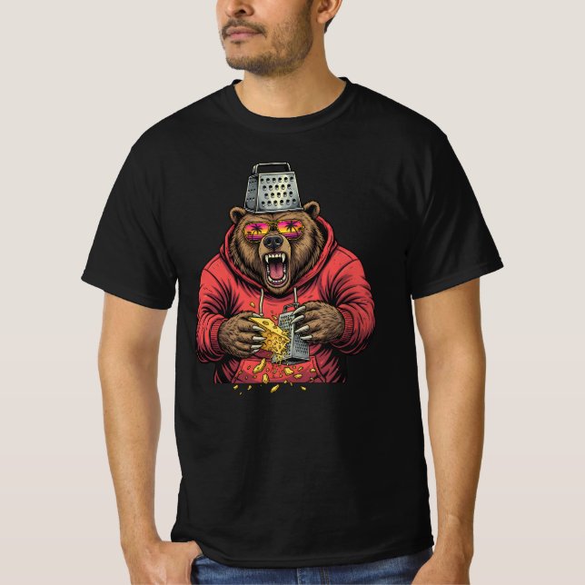 Camiseta Angry Bear Grating Cheese with Cheese Grater Hat (Anverso)