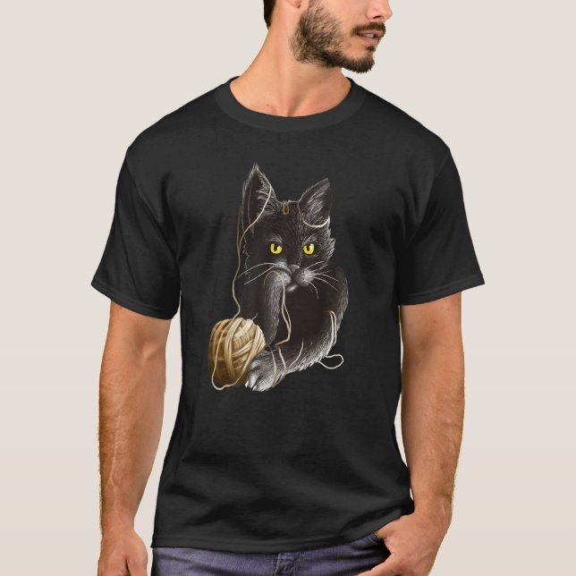 Camiseta Angry Cat With Yellow eyes Stuck in a Ball of Stri (Anverso)