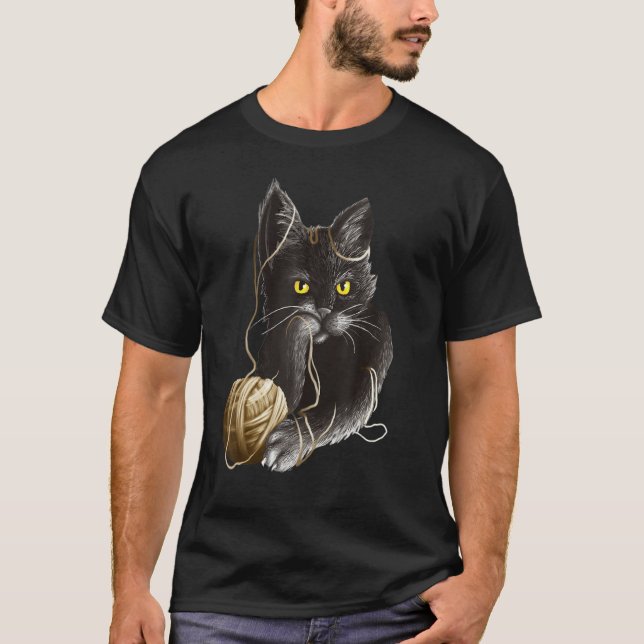 Camiseta Angry Cat With Yellow eyes Stuck in a Ball of Stri (Anverso)