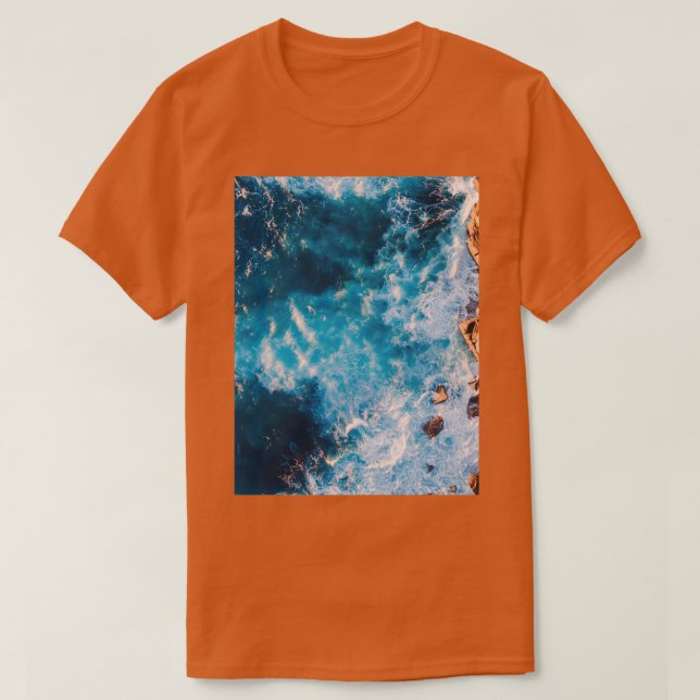 Camiseta Ángulo de drones de olas que chocan Trav de playa  (Diseño del anverso)