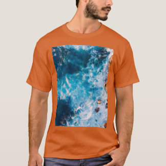 Camiseta Ángulo de drones de olas que chocan Trav de playa