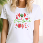 Camiseta Aniversario de la sandía, primer cumpleaños, mamá<br><div class="desc">Celebra el primer cumpleaños de tu bebé al estilo con la "Camiseta de mamá del primer cumpleaños de verano de la sandía" de PIxeliaDesigns. Esta camiseta, decorada con un vibrante diseño de melón rojo acuarela y acentuada por una caligrafía caprichosa de color verde limón, es la elección perfecta para las...</div>