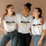 Camiseta Año adicional de la graduación negra amarilla<br><div class="desc">Camiseta de graduación blanca con escuadrón de grado en un diseño de tipografía retro varsity con tapón de graduación y el año.</div>
