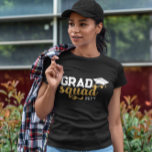 Camiseta Año de adición de la graduación amarilla blanca<br><div class="desc">Camiseta negra de graduación con equipo de graduación en un diseño de tipografía retro varsity con tapón de graduación y el año.</div>