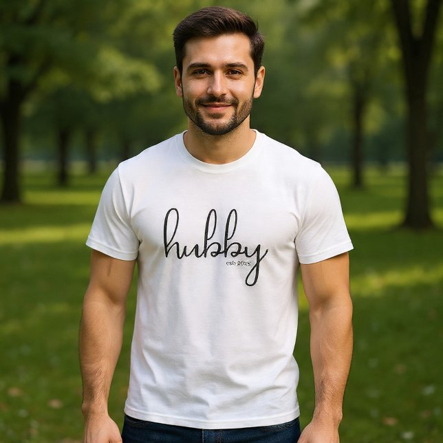 Camiseta Año de Esposo Establecido (Hubby Established Personalized Year T-Shirt by Ricaso. Add date of marriage. Great groom gift idea)