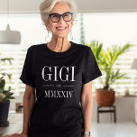 Camiseta Año numérico romano Gigi establecido<br><div class="desc">Un diseño minimalista moderno para celebrar a una abuela moda,  esta camiseta minimalista limpia incluye "Gigi" o tu elección de apodo de abuela con letras en serif blancas. Personalizar con el año en que se convirtió en abuela bajo elegantes números romanos para un toque de moda.</div>