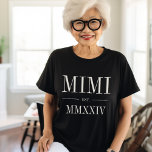 Camiseta Año Numérico Romano Mimi establecido<br><div class="desc">Un diseño minimalista moderno para celebrar a una abuela de la moda,  esta camiseta minimalista limpia incluye "Mimi" o tu elección de apodo de abuela con letras en serif blancas. Personalizar con el año en que se convirtió en abuela bajo elegantes números romanos para un toque de moda.</div>