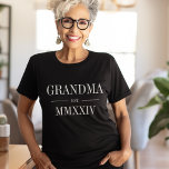 Camiseta Año numero romano de la abuela establecido<br><div class="desc">Un diseño minimalista moderno para celebrar a una abuela de la moda,  esta camiseta minimalista limpia incluye "Abuela" o tu elección de apodo de abuela con letras en serif blancas. Personalizar con el año en que se convirtió en abuela bajo elegantes números romanos para un toque de moda.</div>