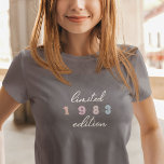 Camiseta Año personalizado Vintage 40th Birthday Limited Ed<br><div class="desc">La camiseta de la edición limitada del 40 aniversario del Personalizado Vintage es la manera perfecta de celebrar un cumpleaños histórico con estilo. Esta camiseta de edición limitada presenta un diseño de escritura vintage clásico e intemporal, con un año atrevido y prominente de su elección mostrado en la parte delantera...</div>