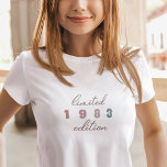 Camiseta Año personalizado Vintage 40th Birthday Limited Ed<br><div class="desc">La camiseta de la edición limitada del 40 aniversario del Personalizado Vintage es la manera perfecta de celebrar un cumpleaños histórico con estilo. Esta camiseta de edición limitada presenta un diseño de escritura vintage clásico e intemporal, con un año atrevido y prominente de su elección mostrado en la parte delantera...</div>