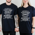 Camiseta Años A Perfección Cumpleaños Vintage Personalizado<br><div class="desc">Haga que su celebración de cumpleaños sea inolvidable con nuestra camiseta de cumpleaños vintage personalizada Ageto a Perfection. Perfecto para fiestas de cumpleaños con temática de whisky, esta camisa presenta un diseño retro que resalta la frase "Ageto a la perfección", capturando el espíritu del envejecimiento con gracia y alegría. Celebra...</div>