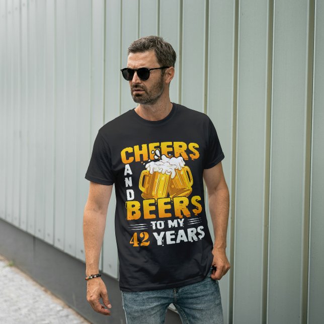 Camiseta Años personalizados Saludos Y Cervezas A Mi Regalo (Subido por el creador)