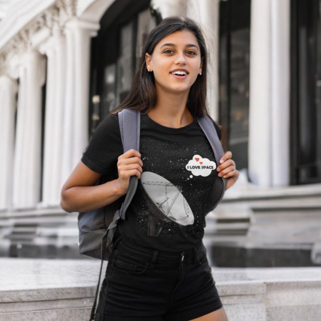 Camiseta Antecedentes Radiotelescopio Frase I LOVE SPACE (radio telescope i love space t-shirt mockup featuring a smiling college girl)