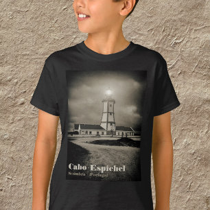 Camiseta Antiguo faro en una noche de tormenta