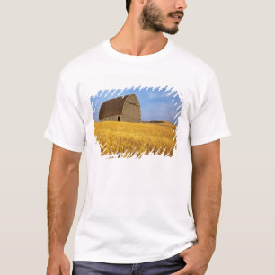 Camiseta Antiguo granero rústico en campo de trigo maduro e