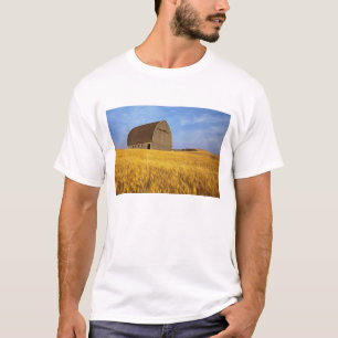 Camiseta Antiguo granero rústico en un campo de trigo madur