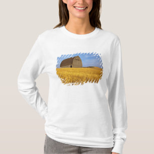 Camiseta Antiguo granero rústico en un campo de trigo madur
