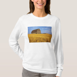 Camiseta Antiguo granero rústico en un campo de trigo madur
