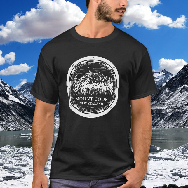 Camiseta Aoraki Monte Cook - Canterbury Nueva Zelanda (Mount Cook New Zealand T-Shirt in Back with a white compass and mountain illustration)