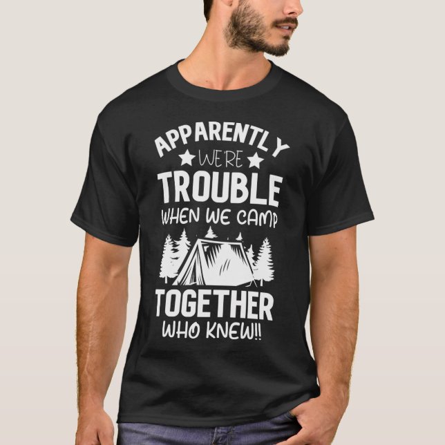 Camiseta Aparentemente somos un problema cuando acampamos j (Anverso)
