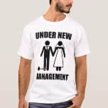 Camiseta Apenas casado, bajo nueva gestión<br><div class="desc">. ¡.but nunca tomarán… nuestro FREEDOOOOOM!  Oh espera,  lo van a hacer sí.  Gran gfit para el novio nuevamente casado o el soltero pronto-a-ser-casado.</div>