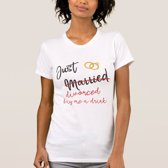 Camiseta Apenas casado divorciado cómpreme una bebida (Anverso)
