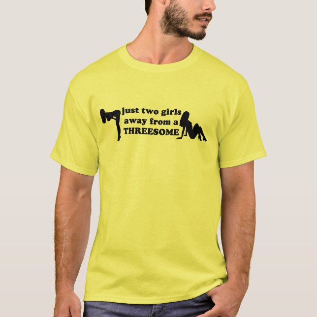 Camiseta Apenas dos chicas lejos de un threesome. (Anverso)