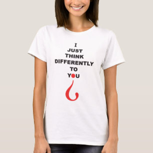 Camiseta APENAS PIENSO DIFERENTEMENTE a USTED el síndrome
