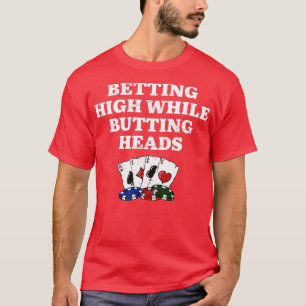 Camiseta Apostando alto mientras juega con el casino de pok