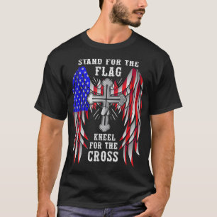 Camiseta Apoya la bandera arrodillada para la T cristiana c