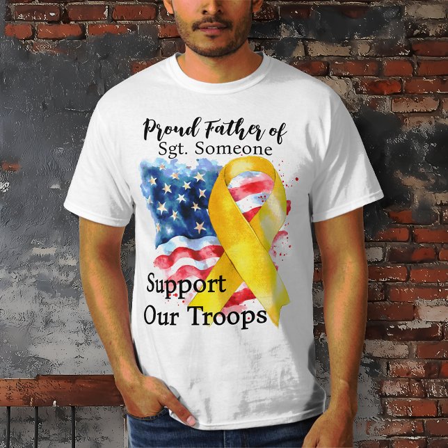 Camiseta Apoye nuestra cinta de herramientas para la sensib (Support the Troops.  Proud Father of... Men's T-shirt. US Flag. Yellow awareness ribbon.)