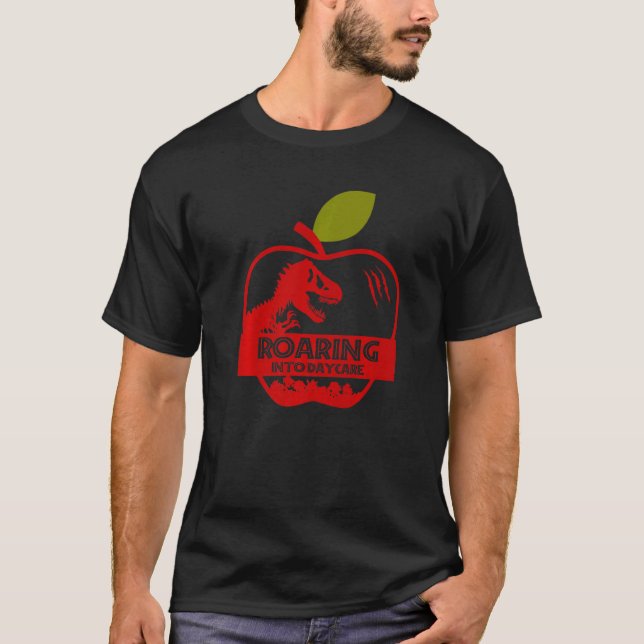 Camiseta Apple Dinosaur Back To School Roaring Into Daycare (Anverso)