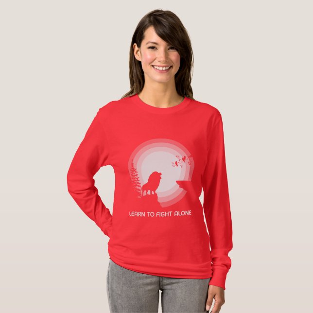 Camiseta Aprende a Luchar Solo – León Bajo Luz de Luna (Anverso completo)