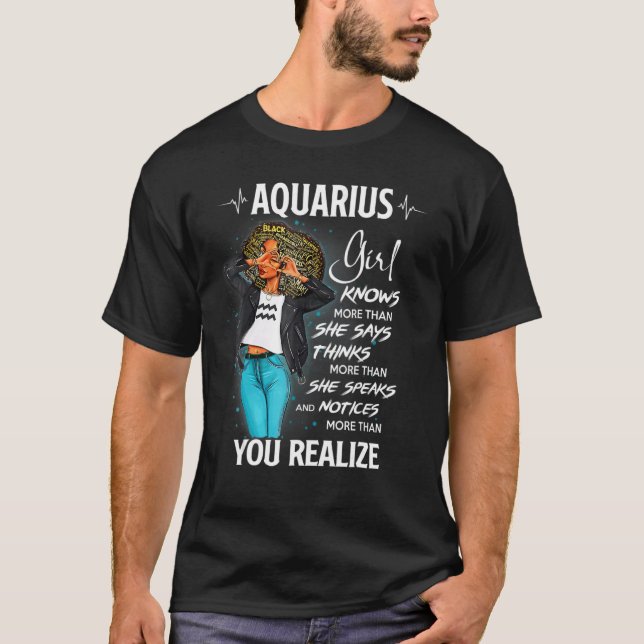 Camiseta Aquarius Chica Sabe Más De Lo Que Dice Para Black  (Anverso)
