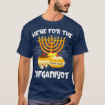 Camiseta Aquí Para El Divertido Chanukah Hanukkah De Sufgan<br><div class="desc">Acá Para El Divertido Chanukah Hanukkah De Sufganiyot. Consulta nuestra selección de camisetas de cumpleaños para lo mejor en piezas únicas o personalizados hechas a mano de nuestras tiendas.</div>