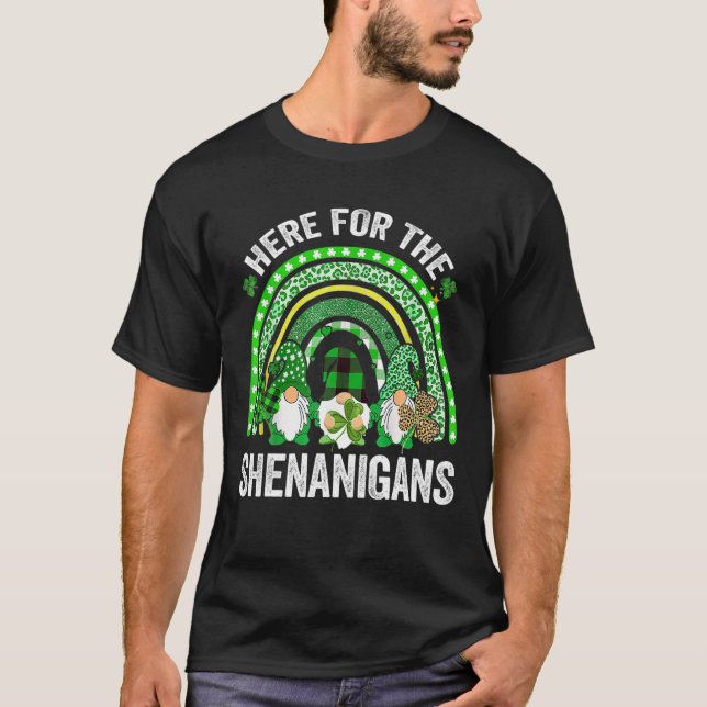 Camiseta Aquí Para Los Shenanigans Gnome Rainbow St Patrick (Anverso)