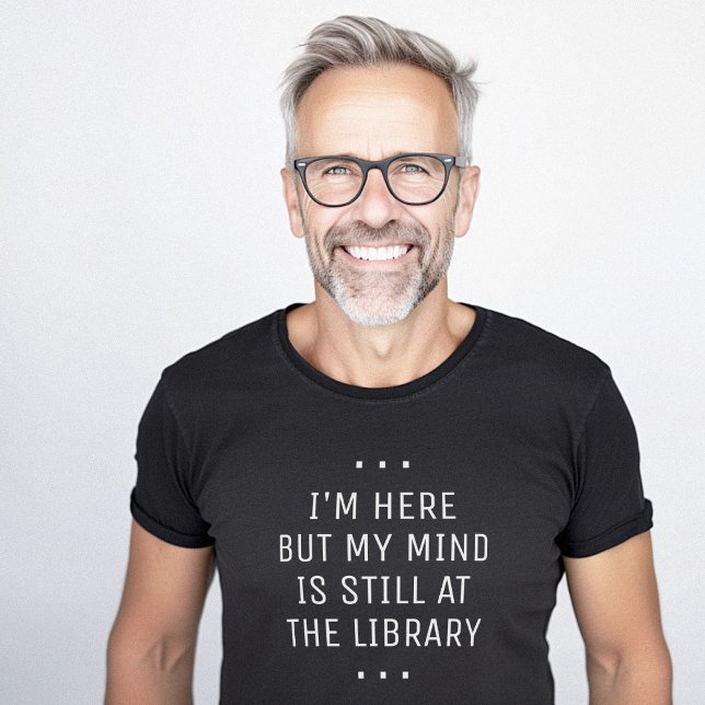 Camiseta Aquí, pero en el Minimalista de la Biblioteca (Here But at the Library Minimalist T-Shirt)