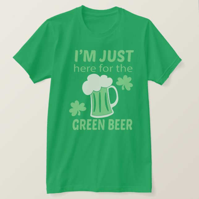 Camiseta Aquí por la cerveza St Patricks Day (Anverso del diseño)