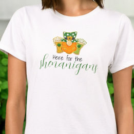 Camiseta Aquí por los Shenanigans St Patricks Leprechaun