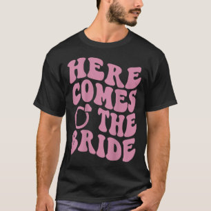 Camiseta Aquí Viene Bride Groovy Groom, La Sra. Bachelor
