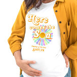 Camiseta Aquí Viene El Baby Shower De Los Niños Retro Son<br><div class="desc">Celebre con estilo con esta camiseta de moda para una ducha de bebé. El diseño es fácil de personalizar con tu propio nombre y tu familia y amigos estarán encantados cuando vean esta fabulosa camiseta. Se pueden encontrar elementos fiestas coincidentes en la colección.</div>