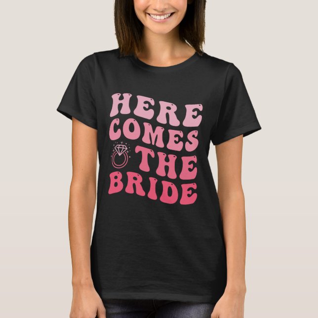 Camiseta Aquí Viene El Boda De Novias Bearer Groovy (Anverso)