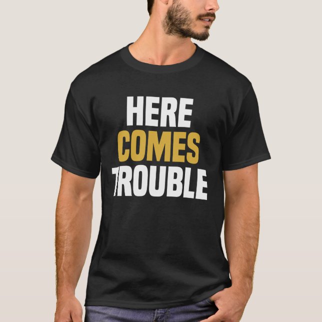 Camiseta Aquí Viene El Problema - Divertido Diciendo Sarcás (Anverso)