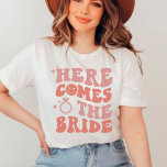 Camiseta Aquí viene el retro de novia Bachelorette boda<br><div class="desc">Aquí viene el retro de novia Bachelorette boda</div>