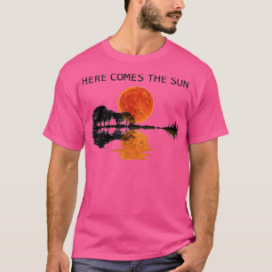 Camiseta Aquí Viene El Sol Guitarra Sombra De Agua Retro Su