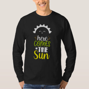 Camiseta Aquí viene el sol Luz solar Días soleados Al aire