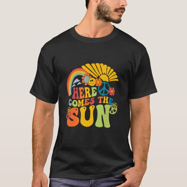 Camiseta Aquí Viene El Sol Retro Verano Vibes Hippie Boho (Anverso)